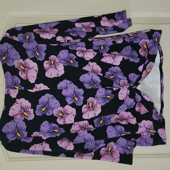 Top Valencia Violet Aloha Blooms Bloom Twist Back M Purple 3/4 Sleeve Hibiscus - Picture 9 of 16